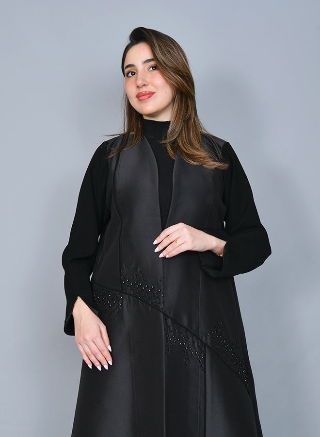 HAWRAA ABAYA Black abaya with an elegant design featuring delicate embellishment that adds a subtle touch of luxury - Image 5